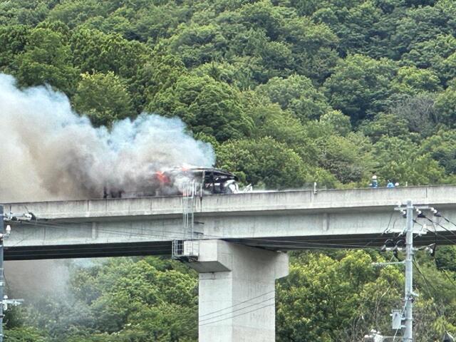 【徳島】徳島自動車道でバスとトラックが事故　バス炎上しトラックの運転手と乗客あわせて2人が死亡　5人が重傷　ほかにもけが人多数